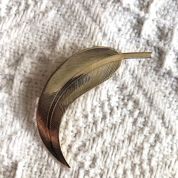 Vintage Gold-Tone Feather Leaf Brooch Pin 2.25" Textured Retro Minimalist - Picture 2 of 7